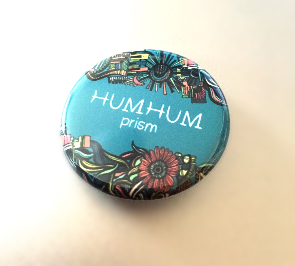 HUMHUM prism 【缶バッジ】