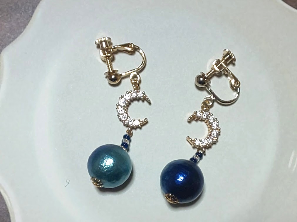 月とコットンパールのイヤリング