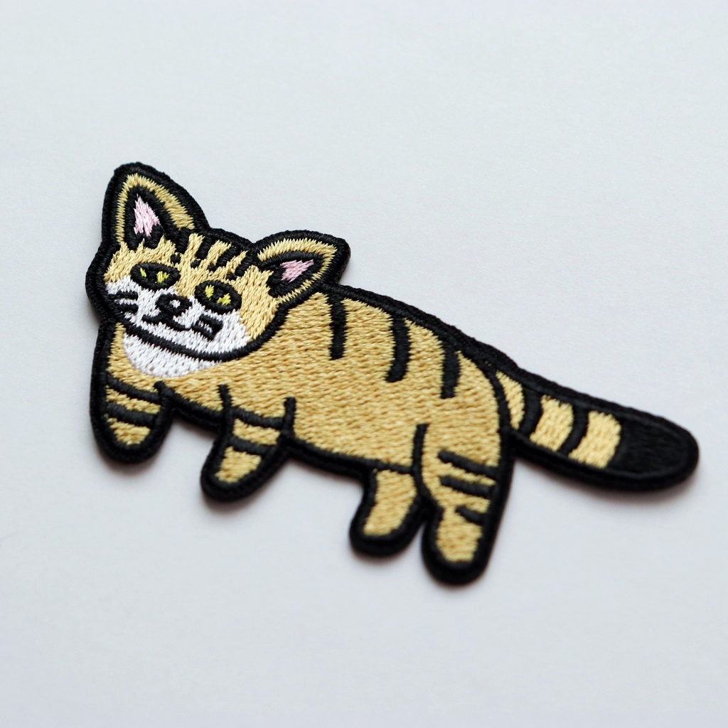 ワッペン スナネコ かわいい砂猫 刺繍パッチ デザイン:Ren サイズ:横7.5cm×縦3.6cm アイロン接着 説明書付き