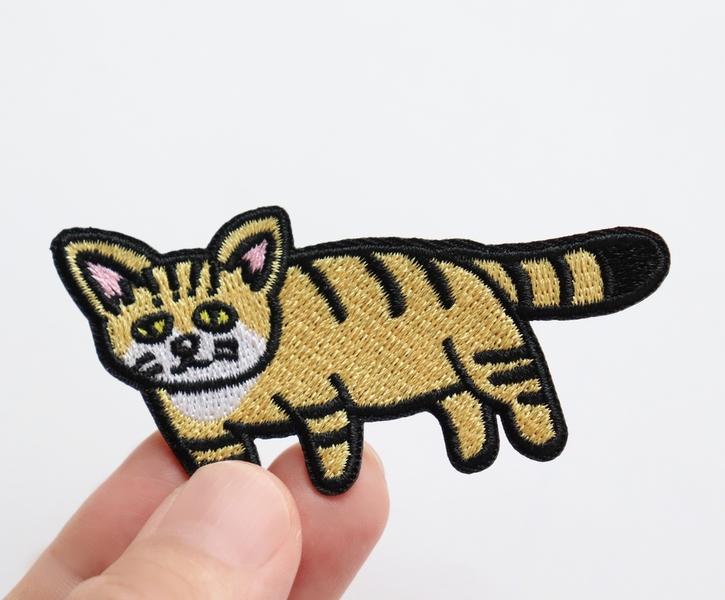 ワッペン スナネコ かわいい砂猫 刺繍パッチ デザイン:Ren サイズ:横7.5cm×縦3.6cm アイロン接着 説明書付き