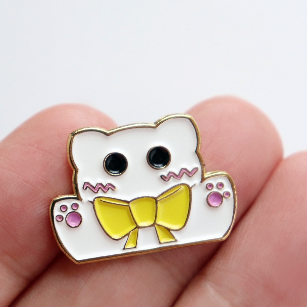ピンバッジ しろにゃんこ デザイン:肉球の村。 かわいい猫(ネコ)ピンズ サイズ:2.5×1.8cm
