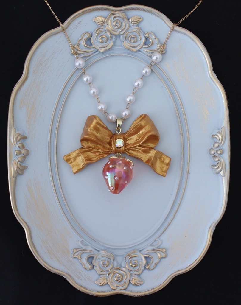 【リボンと苺のネックレス】