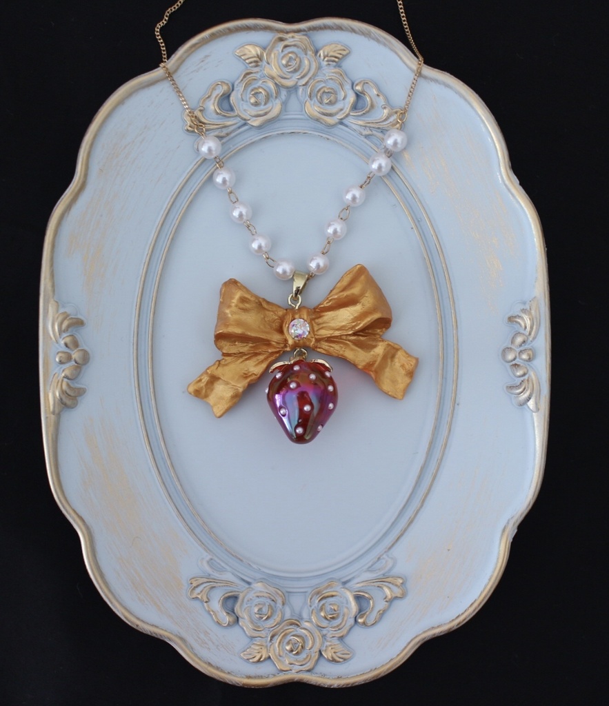 【リボンと苺のネックレス】