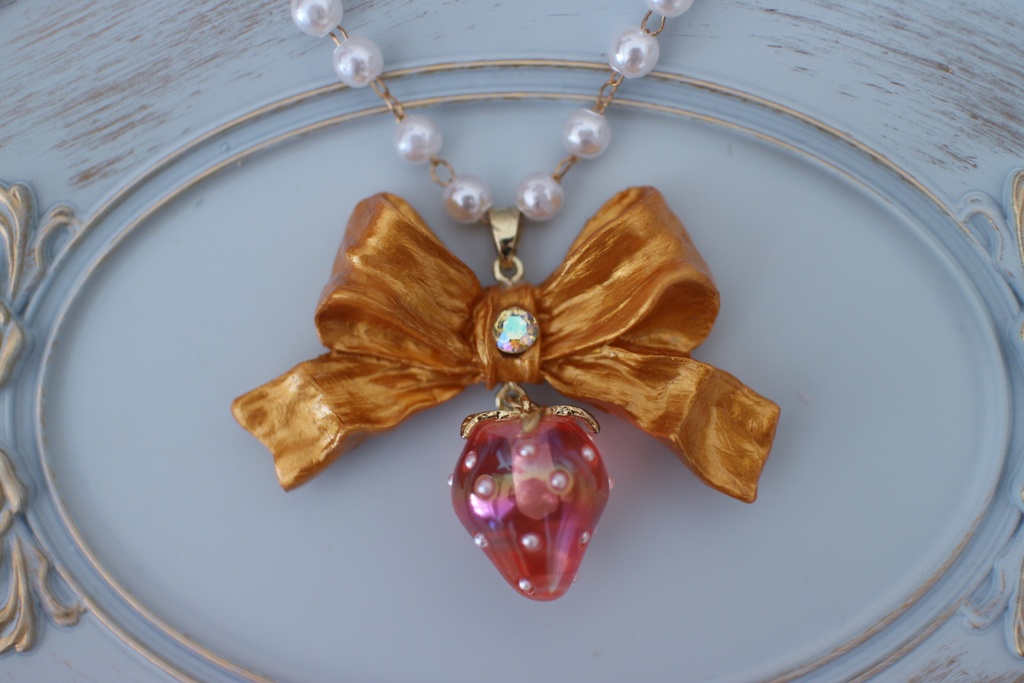【リボンと苺のネックレス】