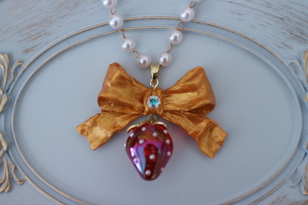 【リボンと苺のネックレス】