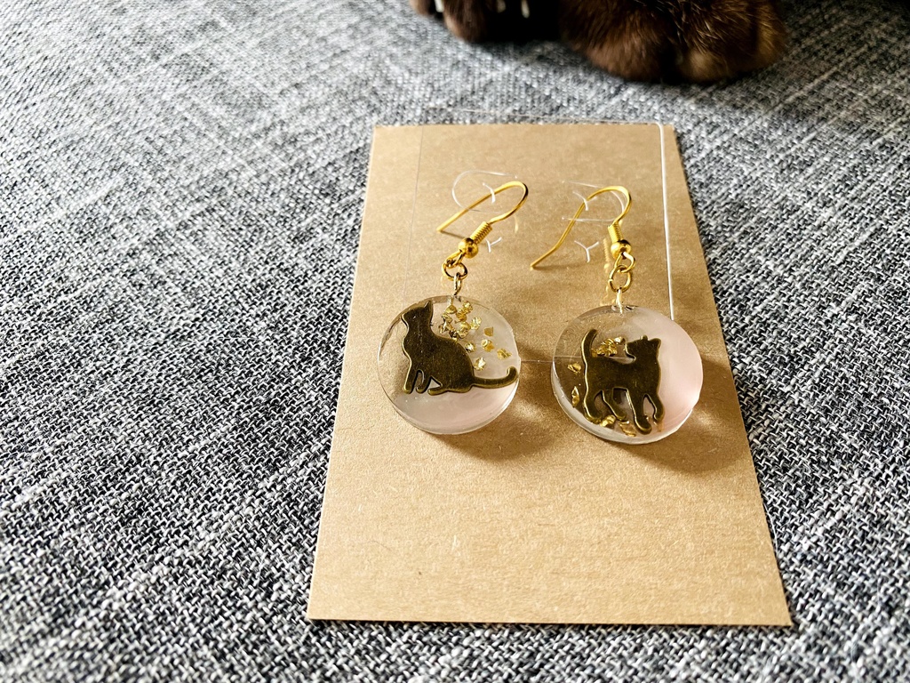 じんわりピンクねこピアス