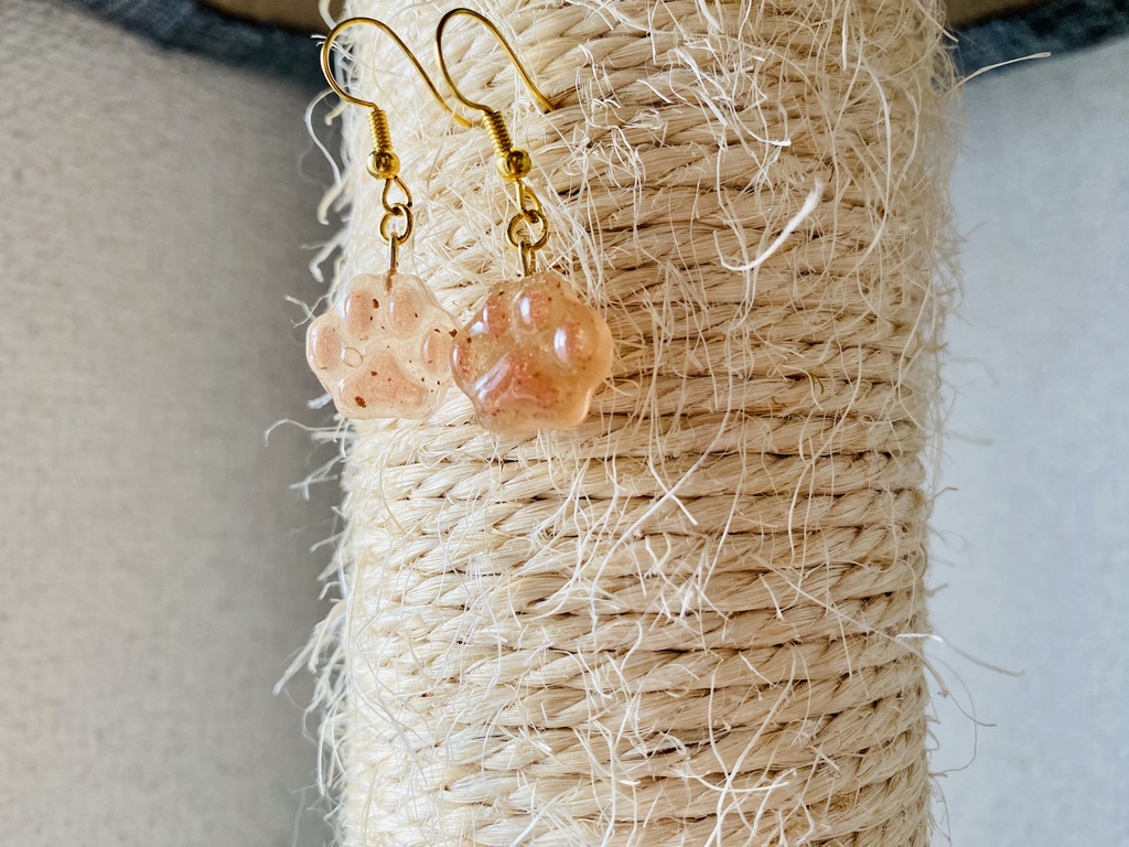 ちゅるんと肉球ピアス(ブラウン)