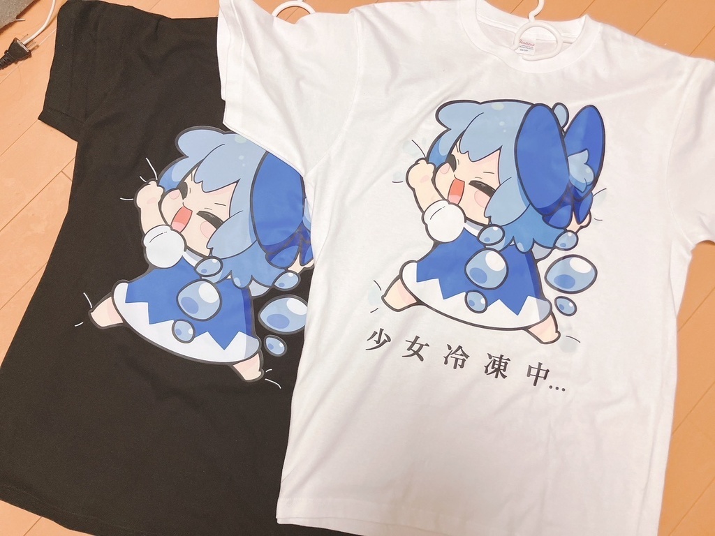 チルノ抱っこTシャツ（白/黒）