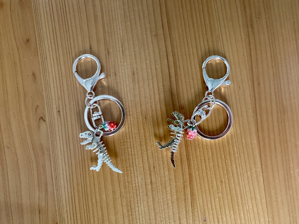【恐竜と苺】再々々販・キーチャーム