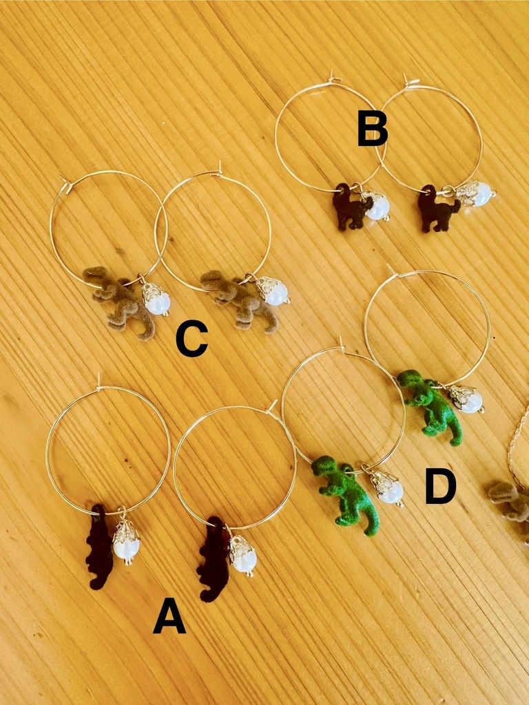 クロネコ・恐竜ピアス