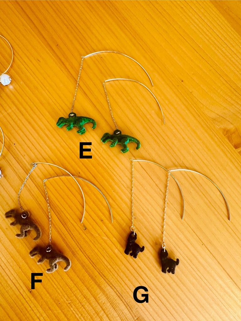 クロネコ・恐竜ピアス