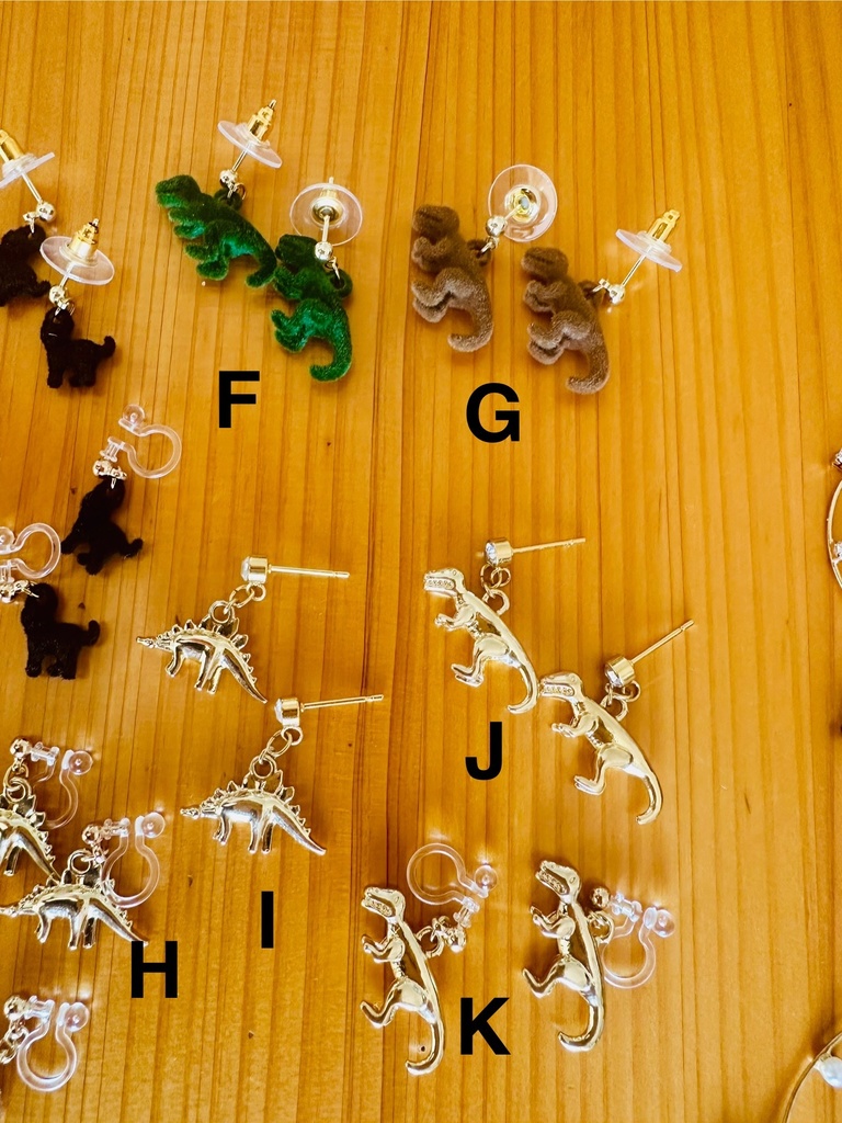 【クロネコ・恐竜、月】イヤーアクセサリー