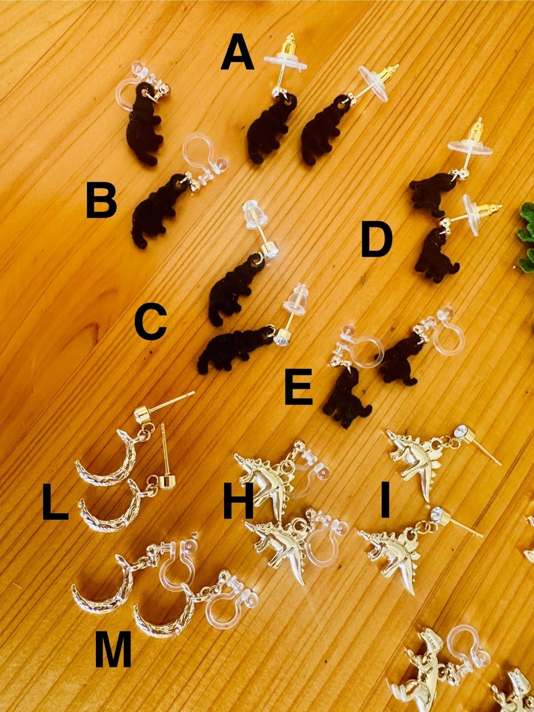 【クロネコ・恐竜、月】イヤーアクセサリー