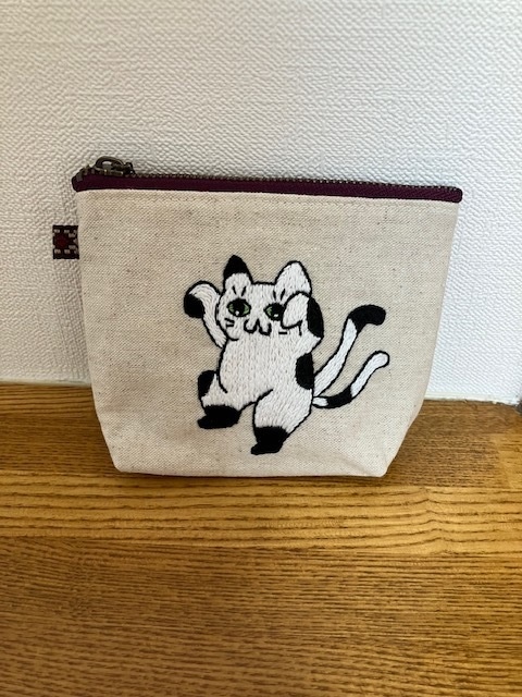 刺繍ポーチ　白黒ねこまた