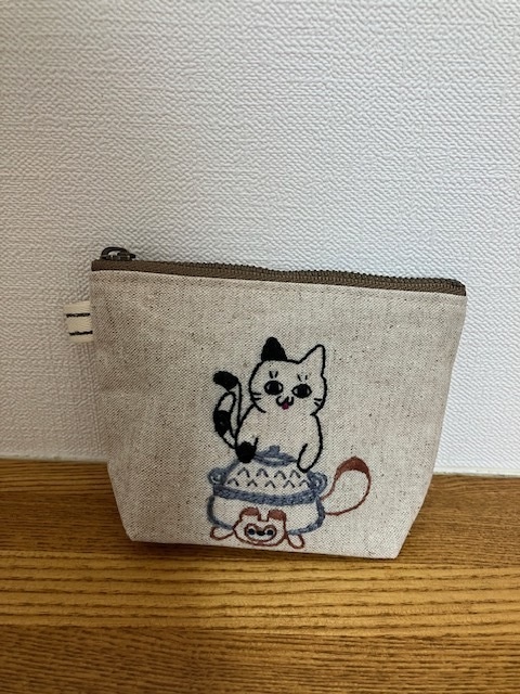 刺繍ポーチ　文福茶釜つかまえた！