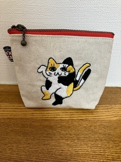 刺繍ポーチ　三毛ねこまた