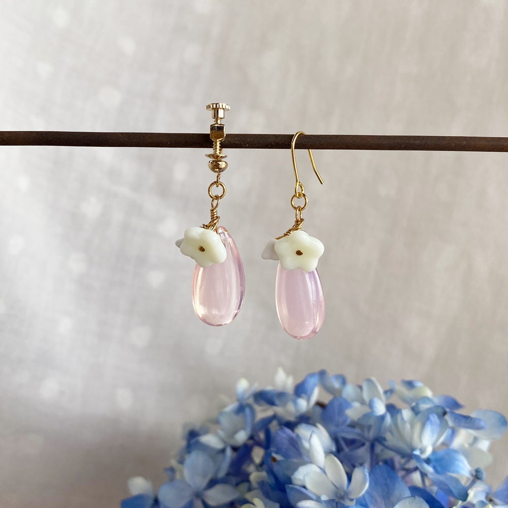 ヴィンテージガラスのイヤリング/ピアス　ピンク