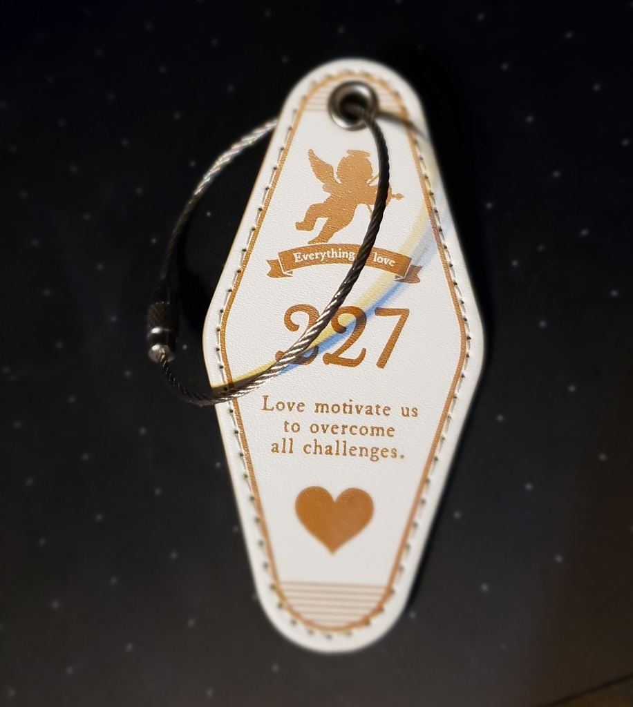 鶴概念レザ一モ一テルキ一ホルダ一