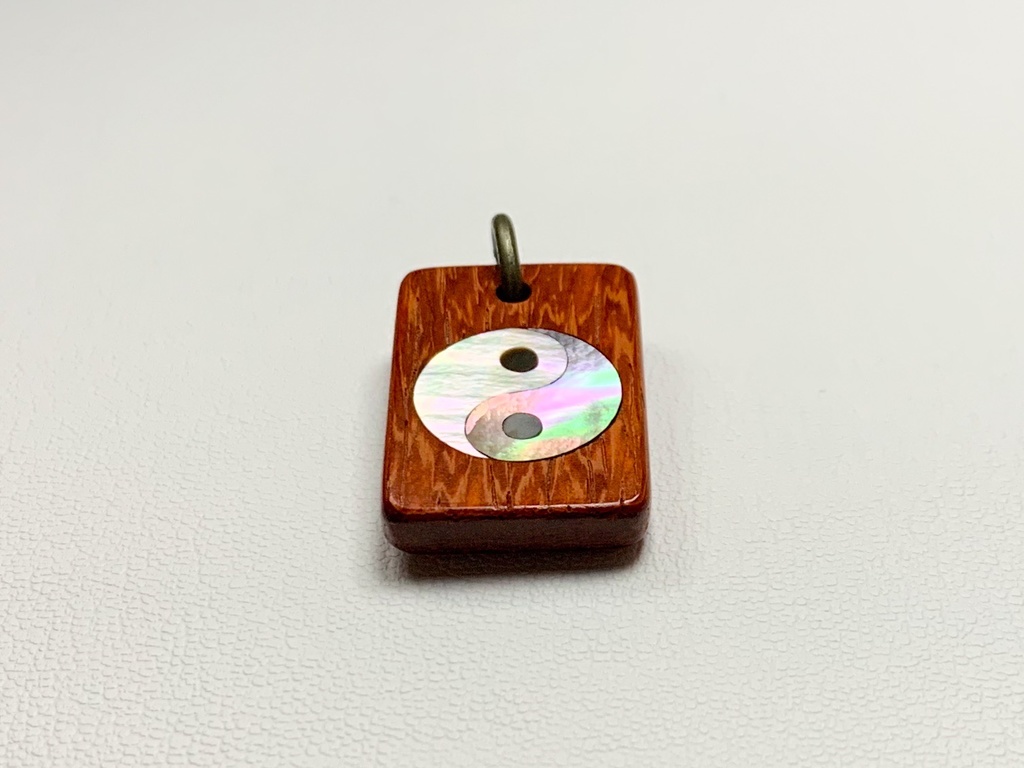 博麗霊夢(黒) 木製インレイアクセサリー(ペンダント・キーホルダー・ストラップ)