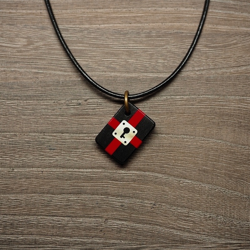 アリス・マーガトロイド 木製インレイアクセサリー(ペンダント・キーホルダー・ストラップ)