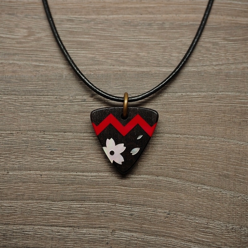 リリーブラック 木製インレイアクセサリー(ペンダント・キーホルダー・ストラップ)