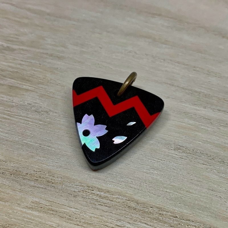 リリーブラック 木製インレイアクセサリー(ペンダント・キーホルダー・ストラップ)