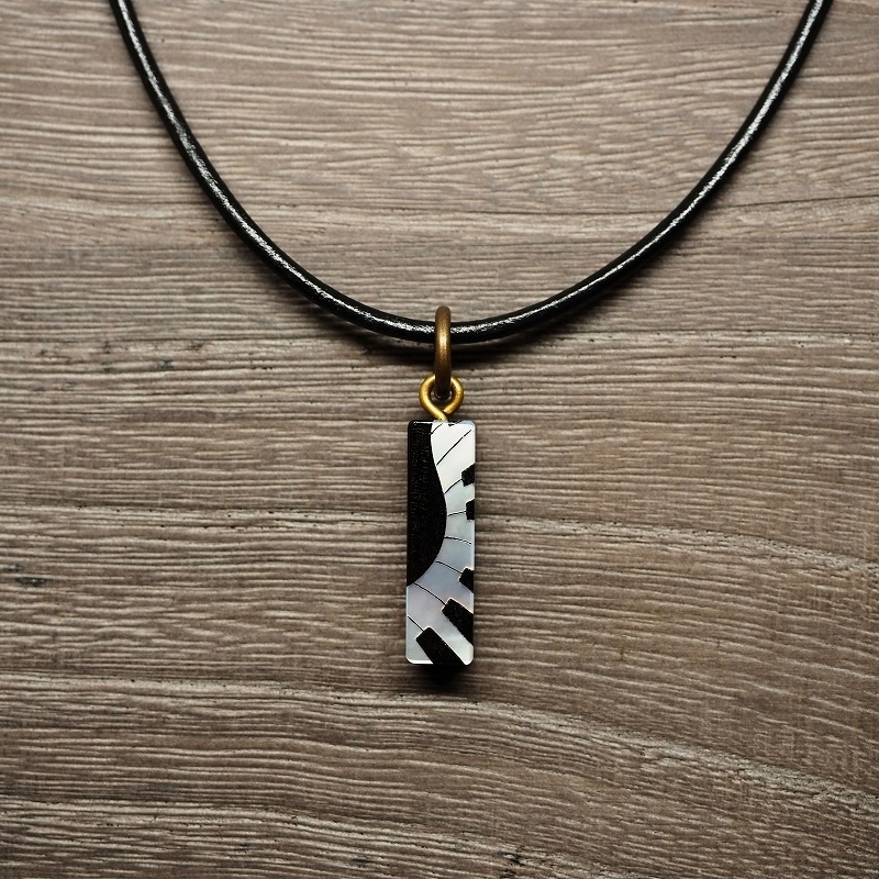 リリカ・プリズムリバー 木製インレイアクセサリー(ペンダント・キーホルダー・ストラップ)