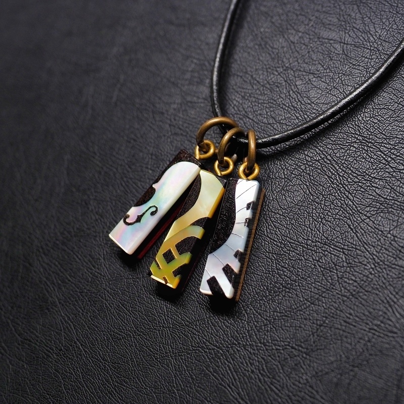 プリズムリバー4姉妹(レイラ) 木製インレイアクセサリー(ペンダント・キーホルダー・ストラップ)