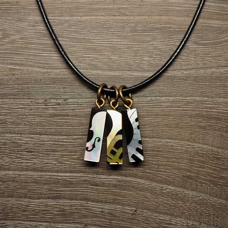 プリズムリバー4姉妹(レイラ) 木製インレイアクセサリー(ペンダント・キーホルダー・ストラップ)