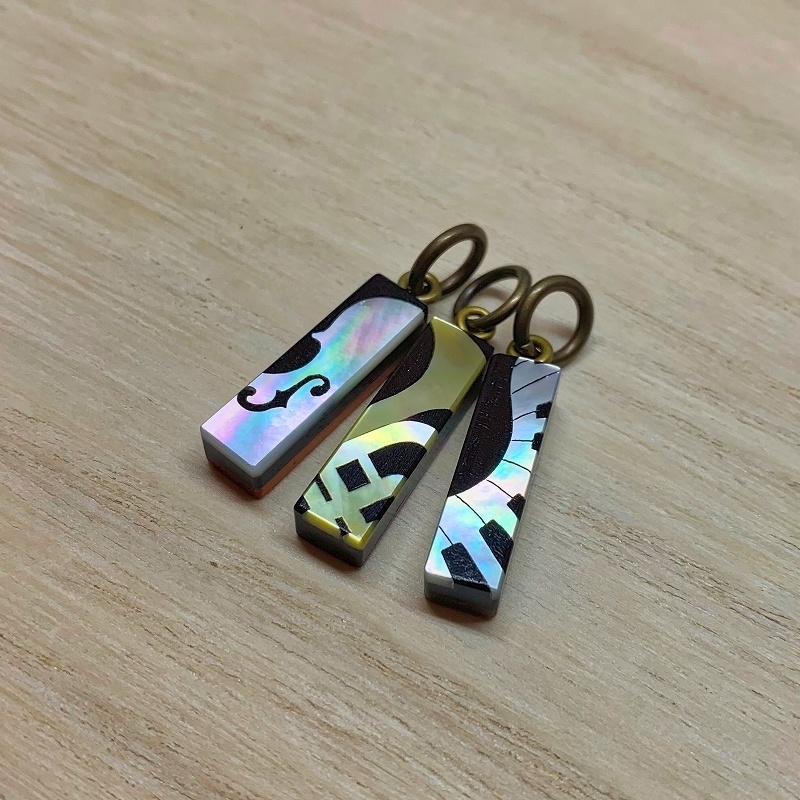 プリズムリバー4姉妹(レイラ) 木製インレイアクセサリー(ペンダント・キーホルダー・ストラップ)