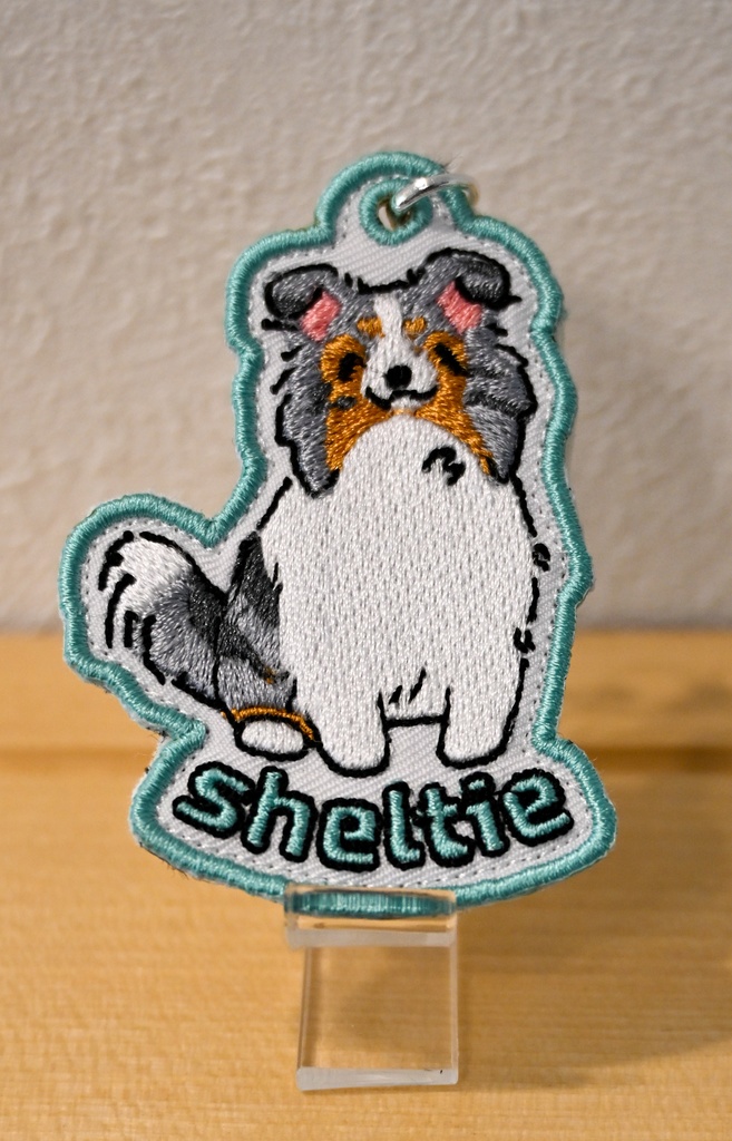 おすわりシェルティ ブルーマール 刺繍ストラップ