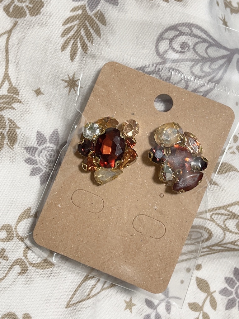 レオナ・キングスカラー イメージビジューピアス