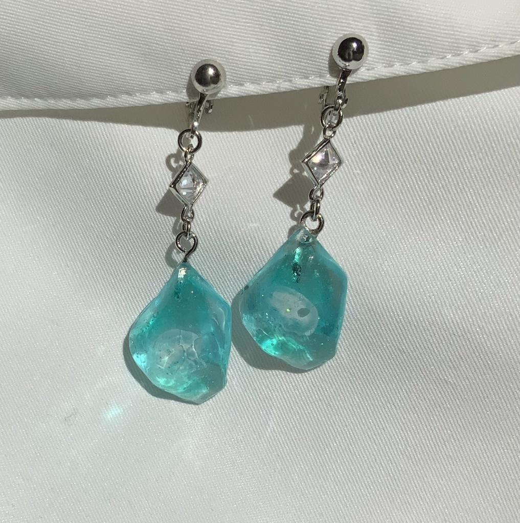 揺れるクラゲのイヤリング