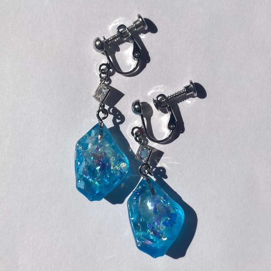 揺れるクラゲのイヤリング