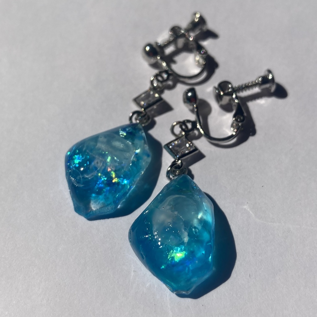 揺れるクラゲのイヤリング