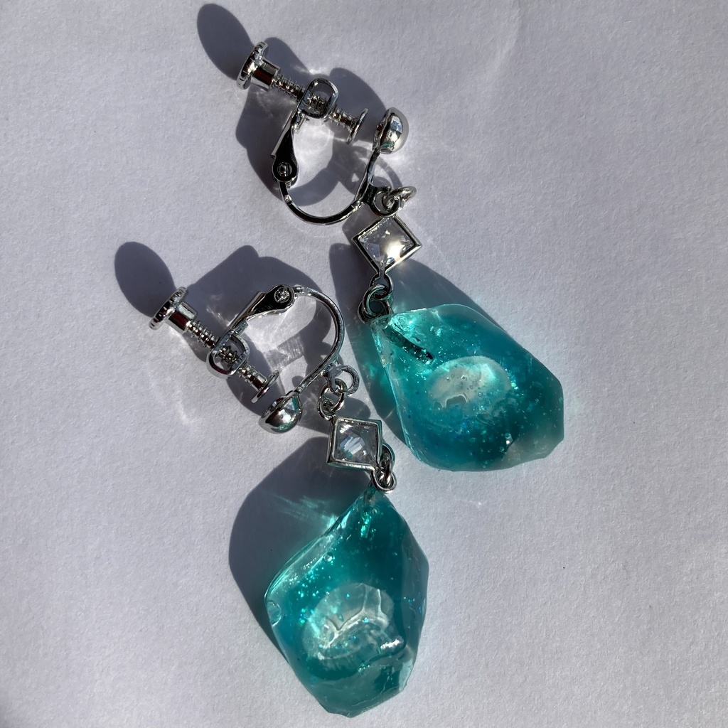 揺れるクラゲのイヤリング