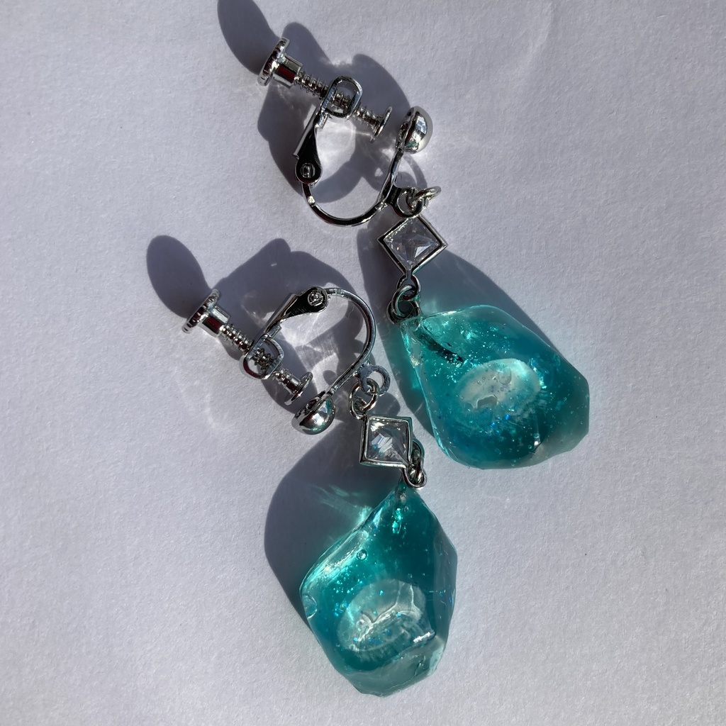 揺れるクラゲのイヤリング