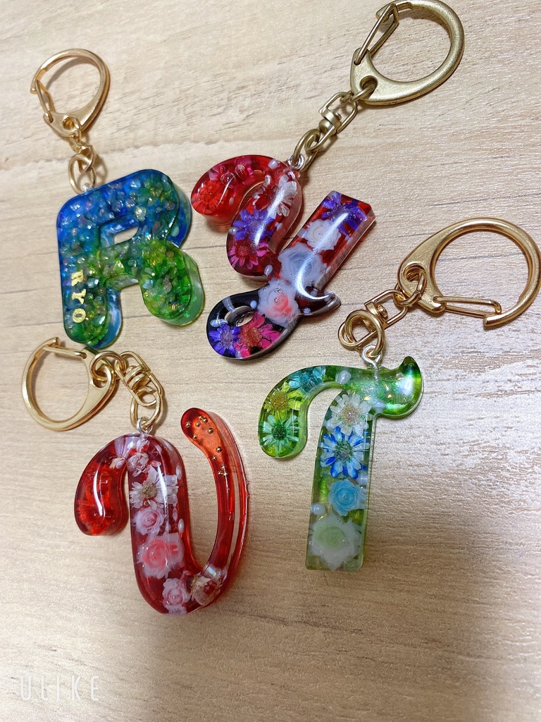 イニシャルレジンキーホルダー【お花orキラキラ】オーダーメイド