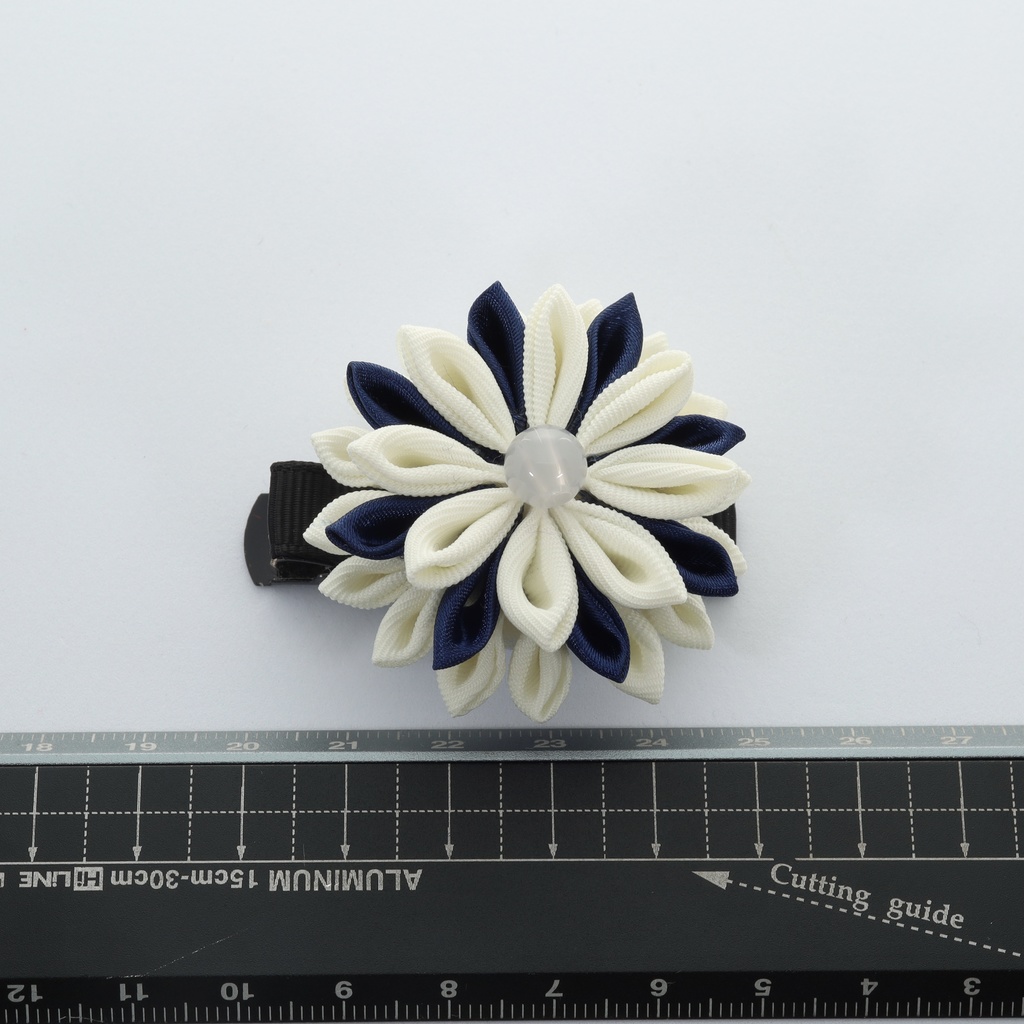 *T_016*【送料込】つまみ細工 ヘアクリップ(白紺)