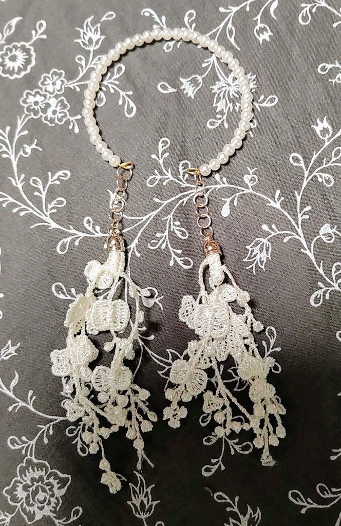 ホワイトパールカチューシャ レースを添えて