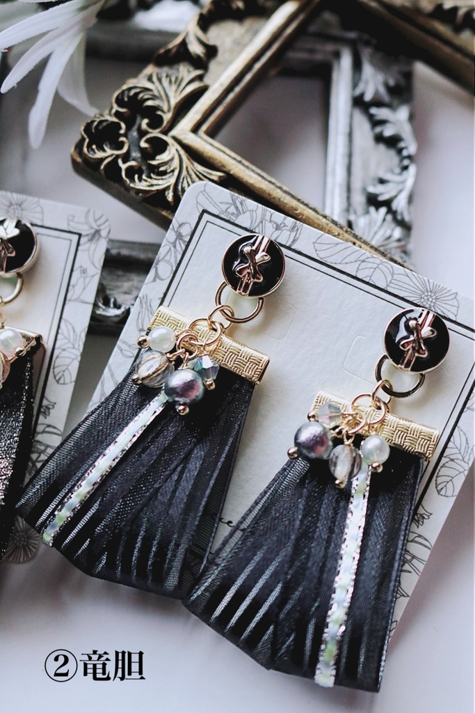 灰谷兄弟イメージ リボンタッセルピアス