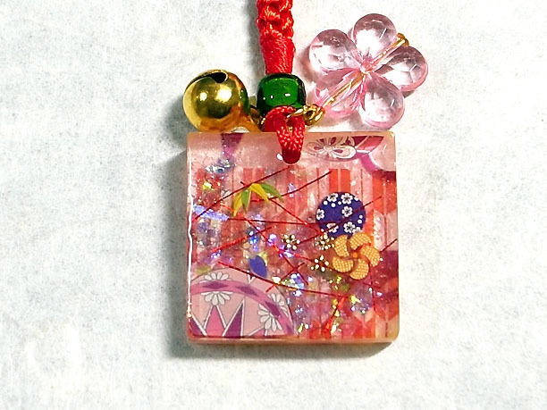 レジン根付「緋袍」