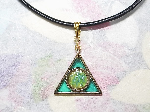 レジンペンダント「慧眼」