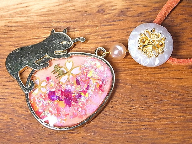 レジンペンダント「猫と卵」