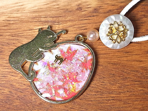 レジンペンダント「猫と卵」