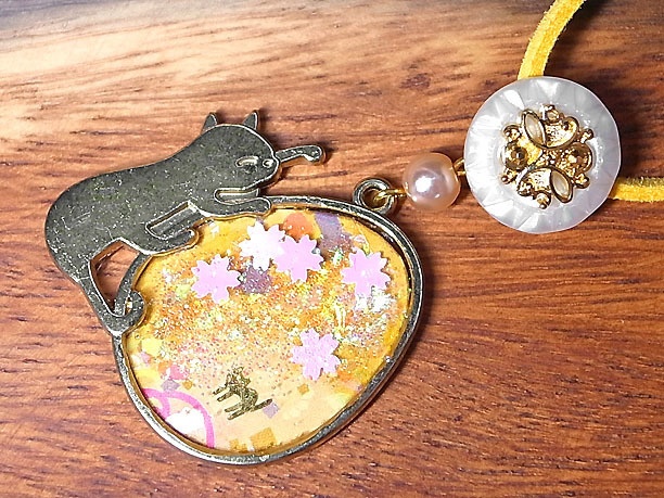 レジンペンダント「猫と卵」