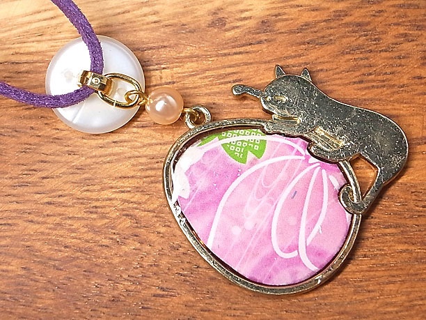 レジンペンダント「猫と卵」