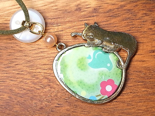 レジンペンダント「猫と卵」