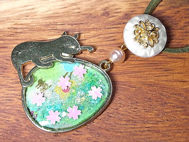 レジンペンダント「猫と卵」