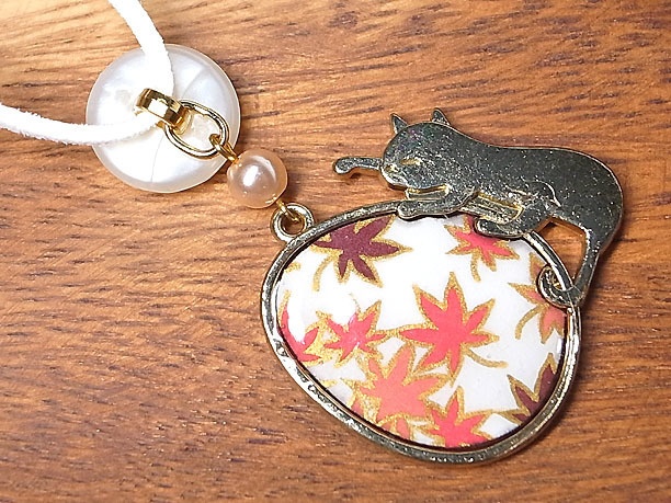 レジンペンダント「猫と卵」